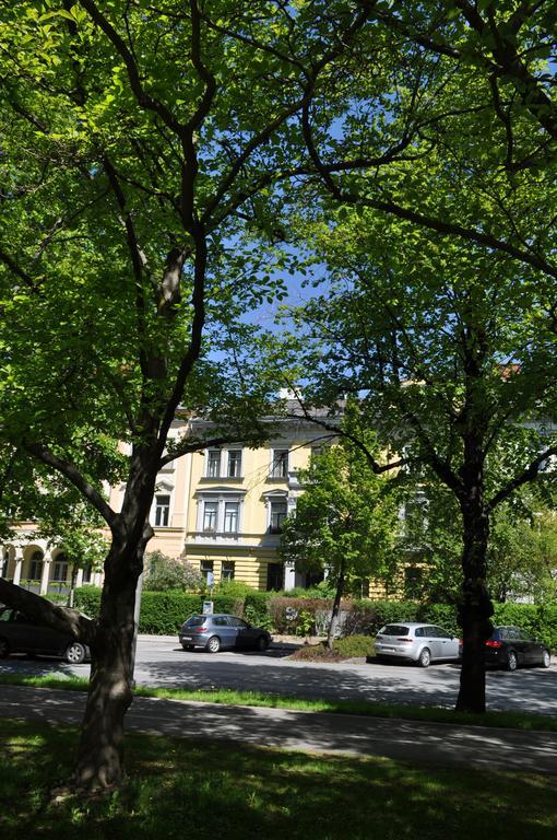 Ferienwohnung Im Univiertel Mit Garten グラーツ エクステリア 写真